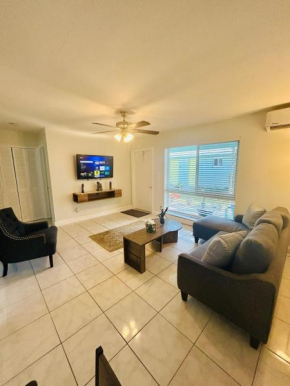 2 min walk to beach & free parking Lauderdale 21-2